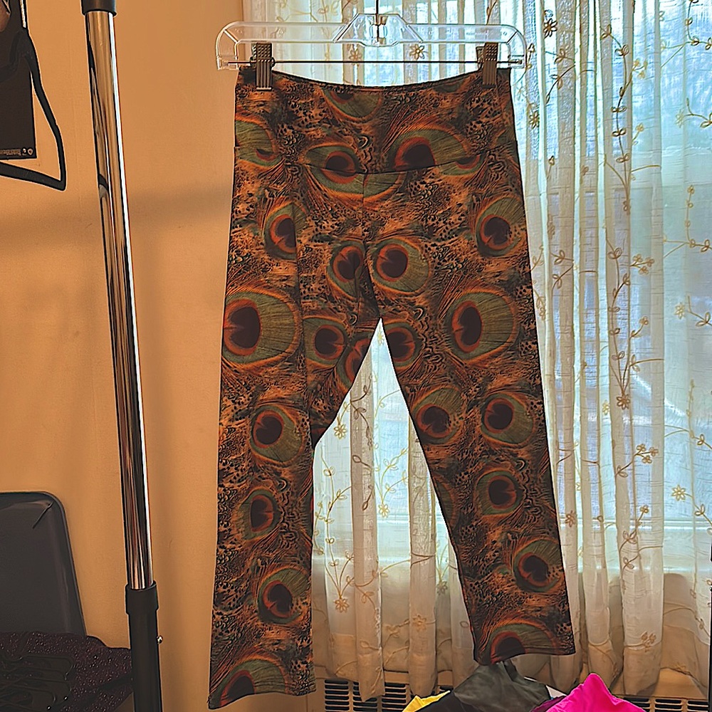 Onzie yoga signature peacock capri leggings. Women’s Size S/M!
